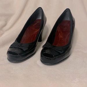 Aerosoles black heeled shoe (size 7 1/2)
